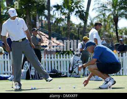 28. Februar 2006; Miami, FL, USA; Tiger Woods spielt fangen mit Vorträgen seinen Caddie Steve Williams auf die Praxis bei der Ford-Championship in Doral, grüne Dienstag Morgen.  Obligatorische Credit: Foto von Bill Ingram/Palm Beach Post /ZUMA Press. (©) Copyright 2006 von Palm Beach Post Stockfoto