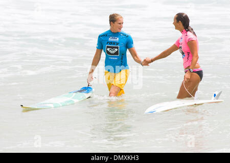 1. März 2006; Snapper Rocks, Coolangatta, Queensland, Australien; Association of Surfing Professionals (ASP) WomenÕs Welt ChampionshipTour (WCT). Roxy Pro von Samsung vorgestellt: Snapper Rocks, Gold Coast, Queensland, Australien 28 Feb Ð 12. März 2006. HEATHER CLARK (Port Shepstone, RSA) (im Bild) gratuliert sechsmal ASP Weltmeister LAYNE BEACHLEY (New South Wales, Aus) nach ihrem impress Stockfoto