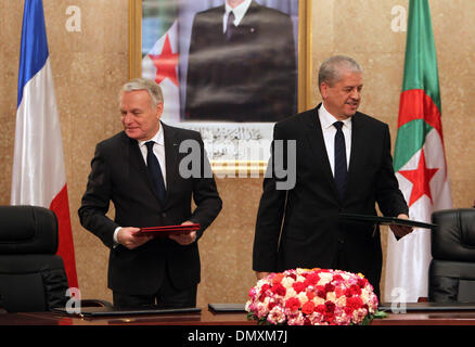 Algerien. 16. Dezember 2013. Algeriens Prime Minister Abdelmalek Sellal (r) sprechen die Pressekonferenz mit seinem französischen Premierminister Jean-Marc Ayrault Regierungspalast in Algier 16. Dezember 2013. Bildnachweis: Zakaria Fares/NurPhoto/ZUMAPRESS.com/Alamy Live-Nachrichten Stockfoto