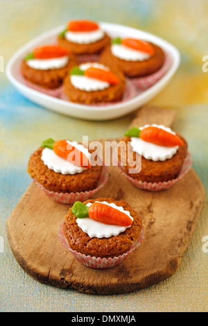 Cupcakes mit Karotten. Rezept zur Verfügung. Stockfoto