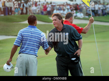 4. März 2006; Miami, FL, USA; Tiger Woods und Phil Mickelson Handschlag am Schluss der Runde drei.  Obligatorische Credit: Foto von Allen Eyestone/Palm Beach Post/ZUMA Press. (©) Copyright 2006 von Palm Beach Post Stockfoto