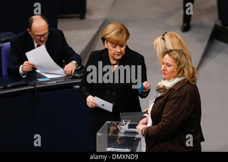 Berlin, Deutschland. 17. Dezember 2013. Berlin, Deutschland. 17. Dezember 2013. Angela Merkel wird als Kanzler vom Deutschen Bundestag in Berlin weitere 4 Jahre wiedergewählt. / Bild: Bundeskanzlerin Angela Merkel (CDU), Herr Bundeskanzler, in Berlin, am 17. Dezember 2013.Photo: Reynaldo Paganelli/NurPhoto Credit: Reynaldo Paganelli/NurPhoto/ZUMAPRESS.com/Alamy Live-Nachrichten Stockfoto