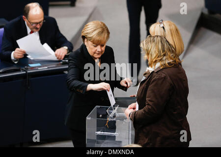 Berlin, Deutschland. 17. Dezember 2013. Berlin, Deutschland. 17. Dezember 2013. Angela Merkel wird als Kanzler vom Deutschen Bundestag in Berlin weitere 4 Jahre wiedergewählt. / Bild: Bundeskanzlerin Angela Merkel (CDU), Herr Bundeskanzler, in Berlin, am 17. Dezember 2013.Photo: Reynaldo Paganelli/NurPhoto Credit: Reynaldo Paganelli/NurPhoto/ZUMAPRESS.com/Alamy Live-Nachrichten Stockfoto