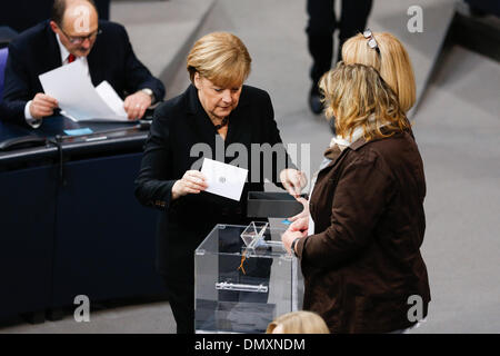 Berlin, Deutschland. 17. Dezember 2013. Berlin, Deutschland. 17. Dezember 2013. Angela Merkel wird als Kanzler vom Deutschen Bundestag in Berlin weitere 4 Jahre wiedergewählt. / Bild: Bundeskanzlerin Angela Merkel (CDU), Herr Bundeskanzler, in Berlin, am 17. Dezember 2013.Photo: Reynaldo Paganelli/NurPhoto Credit: Reynaldo Paganelli/NurPhoto/ZUMAPRESS.com/Alamy Live-Nachrichten Stockfoto