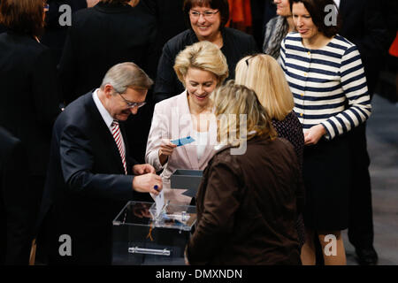 Berlin, Deutschland. 17. Dezember 2013. Angela Merkel wird als Kanzler vom Deutschen Bundestag in Berlin weitere 4 Jahre wiedergewählt. / Foto: Ursula von der Leyen (CDU), Minister der Defence.Photo: Reynaldo Paganelli/NurPhoto Credit: Reynaldo Paganelli/NurPhoto/ZUMAPRESS.com/Alamy Live News Stockfoto