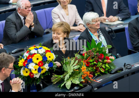 Berlin, Deutschland. 17. Dezember 2013. Angela Merkel wird als Kanzler vom Deutschen Bundestag in Berlin weitere 4 Jahre wiedergewählt. / Foto: Bundeskanzlerin Angela Merkel (CDU) wird wiedergewählt als Bundeskanzlerin vom Parlament in Berlin, am 17. Dezember 2013.Photo: Reynaldo Paganelli/NurPhoto Credit: Reynaldo Paganelli/NurPhoto/ZUMAPRESS.com/Alamy Live News Stockfoto