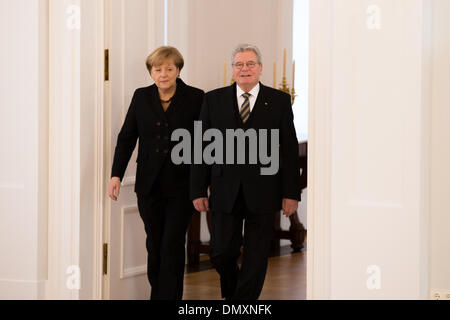 Berlin, Deutschland. 17. Dezember 2013. Angela Merkel ist neue Bundeskanzlerin vom deutschen Präsident Joaquim Gauck im Bellevue in Berlin ernannt. / Foto: Bundeskanzlerin Angela Merkel (CDU), Bundeskanzler und deutscher Präsident Joaquim Gauck in Berlin, am 17. Dezember 2013.Photo: Reynaldo Paganelli/NurPhoto Credit: Reynaldo Paganelli/NurPhoto/ZUMAPRESS.com/Alamy Live News Stockfoto