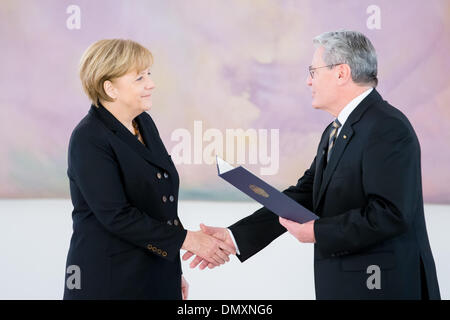 Berlin, Deutschland. 17. Dezember 2013. Angela Merkel ist neue Bundeskanzlerin vom deutschen Präsident Joaquim Gauck im Bellevue in Berlin ernannt. / Foto: Bundeskanzlerin Angela Merkel (CDU), Bundeskanzler und deutscher Präsident Joaquim Gauck in Berlin, am 17. Dezember 2013.Photo: Reynaldo Paganelli/NurPhoto Credit: Reynaldo Paganelli/NurPhoto/ZUMAPRESS.com/Alamy Live News Stockfoto