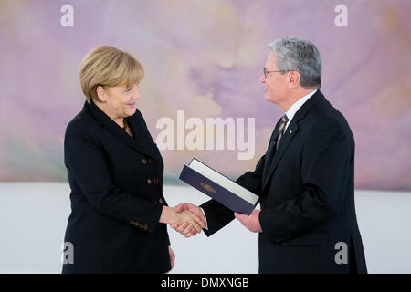 Berlin, Deutschland. 17. Dezember 2013. Angela Merkel ist neue Bundeskanzlerin vom deutschen Präsident Joaquim Gauck im Bellevue in Berlin ernannt. / Foto: Bundeskanzlerin Angela Merkel (CDU), Bundeskanzler und deutscher Präsident Joaquim Gauck in Berlin, am 17. Dezember 2013.Photo: Reynaldo Paganelli/NurPhoto Credit: Reynaldo Paganelli/NurPhoto/ZUMAPRESS.com/Alamy Live News Stockfoto