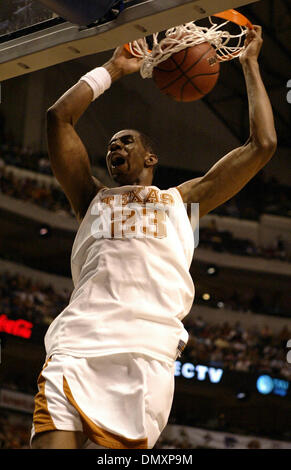 11. März 2006; Dallas, TX, USA; Texas' LaMarcus Aldridge dunks gegen Texas A & M während der 2006 Phillips 66 Big 12 Männer Meisterschaft im American Airlines Center in Dallas, Tx. obligatorische Credit: Foto von Edward A. Ornelas/San Antonio Express-News ZUMA Press. (©) Copyright 2006 von San Antonio Express-News Stockfoto