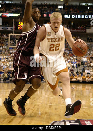 11. März 2006; Dallas, TX, USA; Texas' Brad Buckman fährt um Texas A & M Martellus Bennett während der 2006 Phillips 66 Big 12 Männer Meisterschaft im American Airlines Center in Dallas, Tx. obligatorische Credit: Foto von Edward A. Ornelas/San Antonio Express-News ZUMA Press. (©) Copyright 2006 von San Antonio Express-News Stockfoto