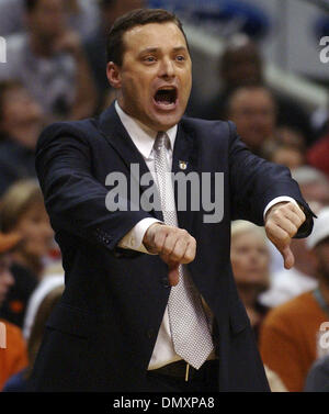 11. März 2006; Dallas, TX, USA; NCAA BASKETBALL: Texas A & M' Headcoach Billy Gillispie schreit Anweisungen, um seinem Team Aginst Texas während 2006 Phillips 66 Big 12 Männer Meisterschaft Samstag, 11. März 2006 das American Airlines Center in Dallas. Texas ging auf um 74-70 zu gewinnen. Obligatorische Credit: Foto von EA Ornelas/San Antonio Express-News/ZUMA Press. (©) Copyright 2006 von San Ant Stockfoto