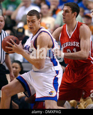 11. März 2006; Dallas, TX, USA; NCAA BASKETBALL: Kansas' Sasha Kaun sucht Raum um Nebraska Aleks Maric während 2006 Phillips 66 Big 12 Männer Meisterschaft Samstag, 11. März 2006 das American Airlines Center in Dallas. Obligatorische Credit: Foto von EA Ornelas/San Antonio Express-News/ZUMA Press. (©) Copyright 2006 von San Antonio Express-News Stockfoto