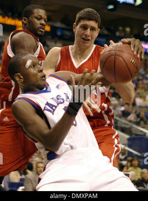 11. März 2006; Dallas, TX, USA; NCAA BASKETBALL: Kansas' Russell Robinson packt für einen Rebound infront von Nebraska Marcus Perry (links) und Wes Wilkinson während der 2006 Phillips 66 große 12 Männer Meisterschaft Samstag, 11. März 2006 das American Airlines Center in Dallas, Tx. Kansas ging auf 79 65 gewinnen. Obligatorische Credit: Foto von EA Ornelas/San Antonio Express-News/ZUMA Press. (© Stockfoto