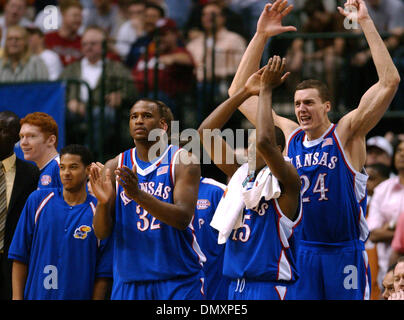 12. März 2006; Dallas, TX, USA; NCAA Basketball: Mitglieder des Kansas Jayhawks Beginn, am Ende des Spiels mit der Texas Longhorns während der 2006 feiern gewann Phillips 66 große 12 Männer Meisterschaft Sonntag, 12. März 2006 das American Airlines Center in Dallas, Tx. Kansas 80-68. Obligatorische Credit: Foto von EA Ornelas/San Antonio Express-News/ZUMA Press. (©) Copyr Stockfoto