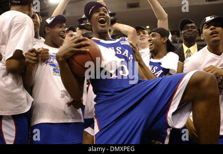 12. März 2006; Dallas, TX, USA; NCAA Basketball: Kansas' Mario Chalmers feiert mit seinem Team nach dem Sieg über die Texas Longhorns während der 2006 Phillips 66 Big 12 Männer Meisterschaft Sonntag, 12. März 2006 das American Airlines Center in Dallas, Tx. Kansas ging auf um 80-68 zu gewinnen. Obligatorische Credit: Foto von EA Ornelas/San Antonio Express-News/ZUMA Press. (©) Copyright 2006 von San Stockfoto