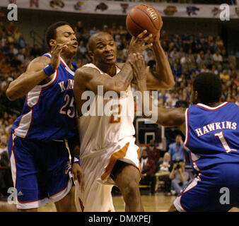 12. März 2006; Dallas, TX, USA; NCAA Basketball: Texas p.j. Tucker sucht Raum zwischen Kansas Brandon Rush und Jeff Hawkins während der 2006 Phillips 66 Big 12 Männer Meisterschaft Sonntag, 12. März 2006 an das American Airlines Center in Dallas, Tx. obligatorische Credit: Foto von EA Ornelas/San Antonio Express-News/ZUMA Press. (©) Copyright 2006 von San Antonio Express-News Stockfoto