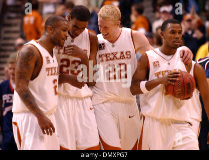 17. März 2006; Dallas, TX, USA; NCAA: College Basketball: Texas' P.J. Tucker (from) LaMarcus Aldridge, Brad Buckman und Daniel Gibson feiern ihren Sieg über Pennsylvania in der ersten Runde des 2006 NCAA Division 1 Herren-Basketball-Meisterschaft statt 17. März 2006 an das American Airlines Center in Dallas, Tx. obligatorische Credit: Foto von EA Ornelas/San Antonio Express-N / Stockfoto