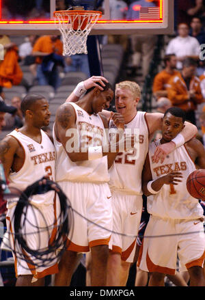 17. März 2006; Dallas, TX, USA; NCAA: College Basketball: Texas' P.J. Tucker (from) LaMarcus Aldridge, Brad Buckman und Daniel Gibson feiern ihren Sieg über Pennsylvania in der ersten Runde des 2006 NCAA Division 1 Herren-Basketball-Meisterschaft statt 17. März 2006 an das American Airlines Center in Dallas, Tx. obligatorische Credit: Foto von EA Ornelas/San Antonio Express-N / Stockfoto