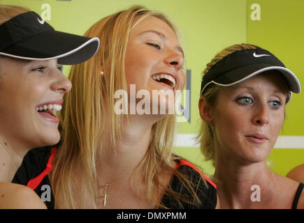 24. März 2006; Key Biscayne, FL, USA; NASDAQ-100 Open Tennis.  Maria Sharapova posiert mit "Look-a-Likes" während einer Promotion für Canon-Kameras. Obligatorische Credit: Foto von Allen Eyestone/Palm Beach Post /ZUMA Press. (©) Copyright 2006 von Palm Beach Post Stockfoto