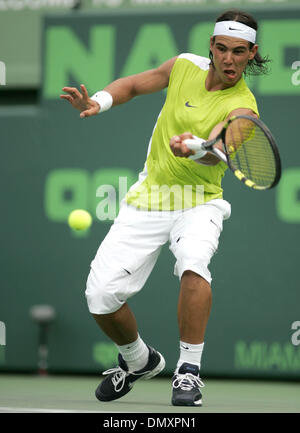 24. März 2006; Key Biscayne, FL, USA; NASDAQ-100 Open Tennis.  Rafael Nadal gibt einen Schuss während seinen Verlust an Kolleginnen und Kollegen Spanier Carlos Moya zurück.   Obligatorische Credit: Foto von Allen Eyestone/Palm Beach Post /ZUMA Press. (©) Copyright 2006 von Palm Beach Post Stockfoto