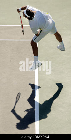 24. März 2006; Key Biscayne, FL, USA; NASDAQ-100 Open Tennis.  Nr. 1 Samen Roger Federer dient dazu, Arnaud Clement. Obligatorische Credit: Foto von Allen Eyestone/Palm Beach Post /ZUMA Press. (©) Copyright 2006 von Palm Beach Post Stockfoto