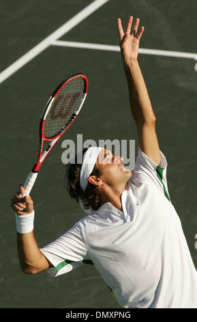 24. März 2006; Key Biscayne, FL, USA; NASDAQ-100 Open Tennis. Nr. 1 Samen Roger Federer dient dazu, Arnaud Clement. Obligatorische Credit: Foto von Allen Eyestone/Palm Beach Post /ZUMA Press. (©) Copyright 2006 von Palm Beach Post Stockfoto