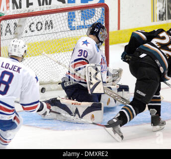 17. November 2006: AHL - Manitoba trifft zuerst gegen Rochester. Die Manitoba Canucks in Rochester Americans im Blue Cross Arena im War Memorial Auditorium. Rochester besiegte Manitoba 4 zu 3 im OT. (Kredit-Bild: © Alan Schwartz/Cal-Sport-Medien) Stockfoto