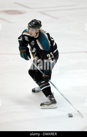 17. November 2006: AHL - Manitoba Verteidiger Dustin Wood #23 in Aktion gegen Rochester. Die Manitoba Canucks in Rochester Americans im Blue Cross Arena im War Memorial Auditorium. Rochester besiegte Manitoba 4 zu 3 im OT. (Kredit-Bild: © Alan Schwartz/Cal-Sport-Medien) Stockfoto