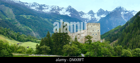 Alpen Berge Burg Berneck Sommer Panorama (in der Nähe von Kauns Dorf, Tirol, Österreich). Stockfoto