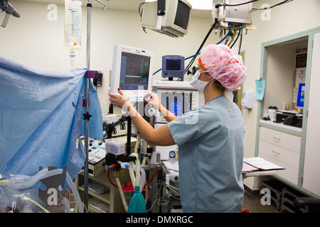 Eine zertifizierte Krankenschwester Anästhesisten bei der Arbeit als Chirurgen führen eine Hysterektomie auf eine Frau mit Endometriumkarzinom. Stockfoto