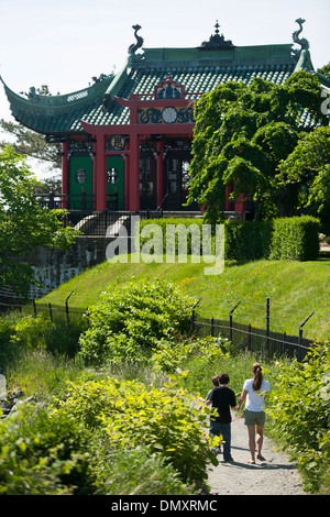 Familie Mutter und zwei Söhne gehen vorbei an eine Pagode auf einen Abschnitt des Cliff Walk, eine beliebte Attraktion und Spaziergang in Newport Rhode Stockfoto