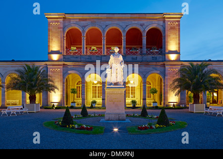 Arkaden, Gebäude mit Statue von König Ludwig i. von Bayern in Bad Kissingen, untere Franken, Bayern, Deutschland Stockfoto