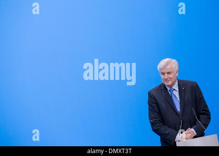 16. Dezember 2013 - Merkel, CDU-Vorsitzender, Seehofer, CSU-Vorsitzender und Gabriel, SPD-Vorsitzende unterzeichnen Koalitionsvertrag im Paul-LÃƒÂ¶be-Haus in Berlin. / Bild: Horst Seehofer (CSU), Vorsitzender der CSU und Ministerpräsident von Bayern, in Berlin, am 17. Dezember 2013.Photo: Reynaldo Paganelli/NurPhoto (Credit-Bild: © Reynaldo Paganelli/NurPhoto/ZUMAPRESS.com) Stockfoto
