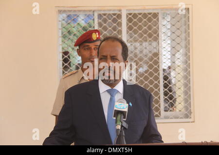 Mogadischu, Somalia. 17. Dezember 2013. Somali President Hassan Sheikh Mohamoud (R) befasst sich mit die Presse in Mogadischu, Hauptstadt von Somalia, 17. Dezember 2013. Mohamoud am Dienstag sagte, dass die andauernden tödliche Kämpfe zwischen den lokalen Clans im Süden des Landes inakzeptabel und für das Ende des Blutvergießens abgerufen wurde. Bildnachweis: Faisal Isse/Xinhua/Alamy Live-Nachrichten Stockfoto