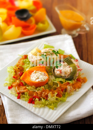 Gefüllte Pipe Rigate mit Salat. Rezept zur Verfügung. Stockfoto