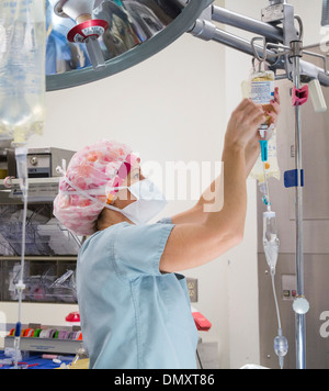 Eine zertifizierte Krankenschwester Anästhesisten bei der Arbeit als Chirurgen führen eine Hysterektomie auf eine Frau mit Endometriumkarzinom. Stockfoto