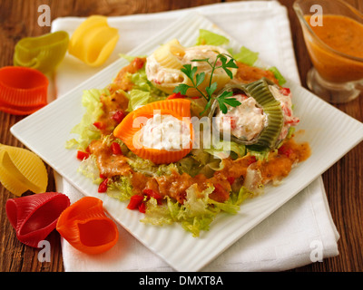 Gefüllte Pipe Rigate mit Salat. Rezept zur Verfügung. Stockfoto