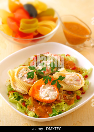 Gefüllte Pipe Rigate mit Salat. Rezept zur Verfügung. Stockfoto