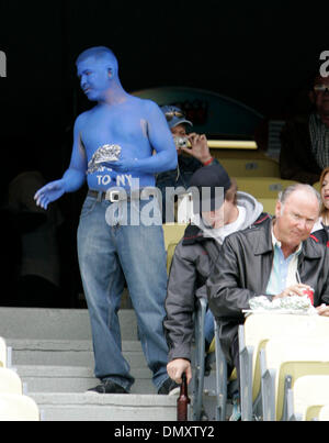 3. April 2006; Los Angeles, Kalifornien, USA; Fans warten im Regen Dodgers Stadium am 3. April 2006, in Los Angeles, Kalifornien. Die Dodgers eröffnet ihre Baseball-Saison gegen die Atlanta Braves. Obligatorische Credit: Foto von Armando Arorizo/ZUMA Press. (©) Copyright 2006 von Armando Arorizo Stockfoto