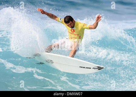 4. April 2006; Newcastle Beach, Australien; Brasilianische Surfer NECO PADARATZ ist wieder im großen Stil! Er war in Scintilating Form heute buchen die Tage höchste einzelne Welle (9.17 von 10) Punkten und höchste Hitze (17,17, eines möglichen 20) bei seinen Sieg in Runde drei Wärme zu erzielen. Vodafone Open lockt ein großes Feld der professionellen Surfern aus der ganzen Welt (12 Nationalitäten) konkurrieren Stockfoto