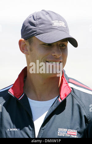 6. April 2006; Rancho Mirage, Kalifornien, USA; ANDY RODDICK des US Davis Cup Teams treten im Davis Cup Viertelfinale in Rancho Mirage, Kalifornien. Davis Cup Viertelfinale bis 7. bis 9. April 2006; USA gegen Chile in Rancho Mirage. Obligatorische Credit: Foto von John Hardick/ZUMA Press. (©) Copyright 2006 von John Hardick Stockfoto