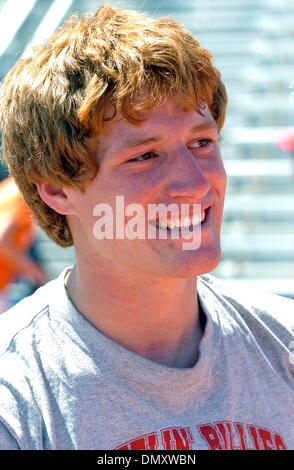 7. April 2006; Austin, TX, USA; Leichtathletik: Victor Weirich von Fredericksburg genießt Sieg im Stabhochsprung Freitag um die Texas Relays.   Obligatorische Credit: Foto von T Reel/San Antonio Express-News/ZUMA Press. (©) Copyright 2006 von San Antonio Express-News Stockfoto