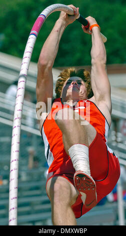 7. April 2006; Austin, TX, USA; Leichtathletik: Fredricksburgs Victor Weirich ruft sein Gewicht in die Pole vor Gewölbe über der Bar im Stabhochsprung-Wettbewerb für Highschool-Athleten bei den Texas Relays Freitag in Austin.   Weirich gewann die bei 16 Fuß. Obligatorische Credit: Foto von T Reel/San Antonio Express-News/ZUMA Press. (©) Copyright 2006 von San Antonio Express-News Stockfoto