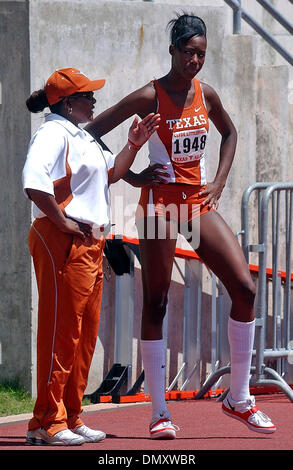 7. April 2006; Austin, TX, USA; Leichtathletik: Destinee Hooker bekommt einige Advicce während den Hochsprung-Wettbewerb am Texas Relays Freitag von Universität von Texas-Co-Trainer Rose Brimmer. Hooker gewann das Event.  Obligatorische Credit: Foto von T Reel/San Antonio Express-News/ZUMA Press. (©) Copyright 2006 von San Antonio Express-News Stockfoto