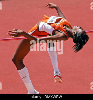 7. April 2006; Austin, TX, USA; Leichtathletik: Destinee Hooker wickelt sich um den Stab im Hochsprung-Wettbewerb Freitag um die Texas Relays. Später gewann die Veranstaltung mit einem Sprung von 6' 1'.  Obligatorische Credit: Foto von T Reel/San Antonio Express-News/ZUMA Press. (©) Copyright 2006 von San Antonio Express-News Stockfoto