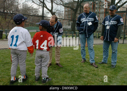 7. April 2006; Manhattan, New York, USA; Kleinen Leaguers Avery (L), 6 von Manhattan und Jordan (R), 5, der Bronx sprechen NY Yankees General Manager Brian Cashman als ehemaliger NY Yankees Rich "Gans" Gossage und Jim Leyritz aussehen auf. Little League Baseball ehrt die 2,7 Millionen Athleten und Freiwilligen, die ihnen helfen mit seiner ersten internationalen Tag-Eröffnungsfeier am neuen Y spielen Stockfoto