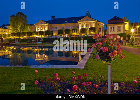 Rosengarten mit der Regentbau in Bad Kissingen, senken Sie Franconia, Bayern, Deutschland Stockfoto