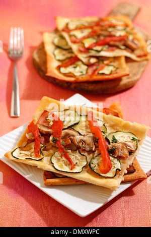 Herzhaftes Gebäck mit Speck und Gemüse. Rezept zur Verfügung. Stockfoto