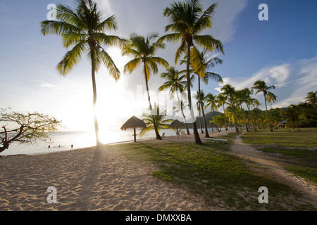 Starten Sie den Sonnenuntergang auf der berühmten "Pointe Marin" Strand von Sainte-Anne in Martinique Stockfoto